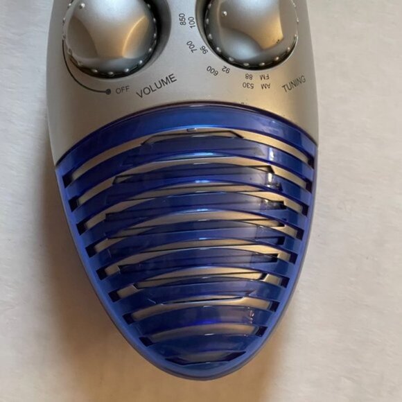 Shower Radio Working Condition 3 AA batteries Not Included - Picture 4 of 6